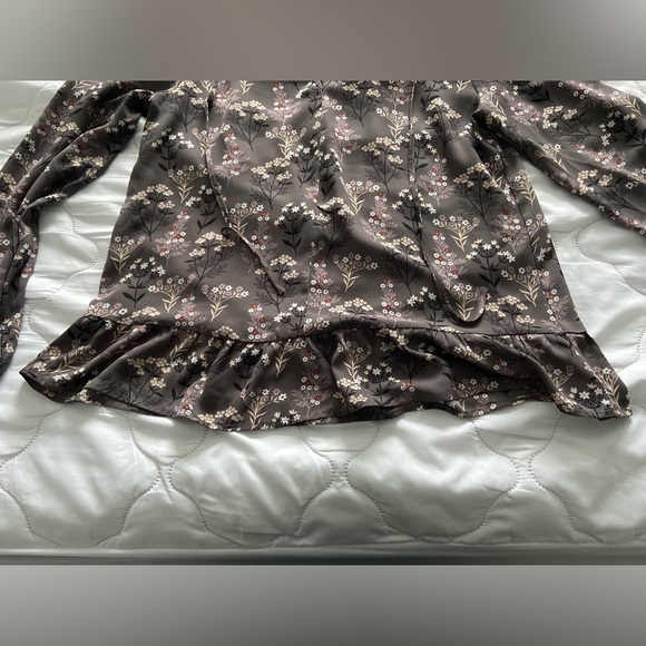 Grey floral blouse with slight peplum - Picture 4 of 5